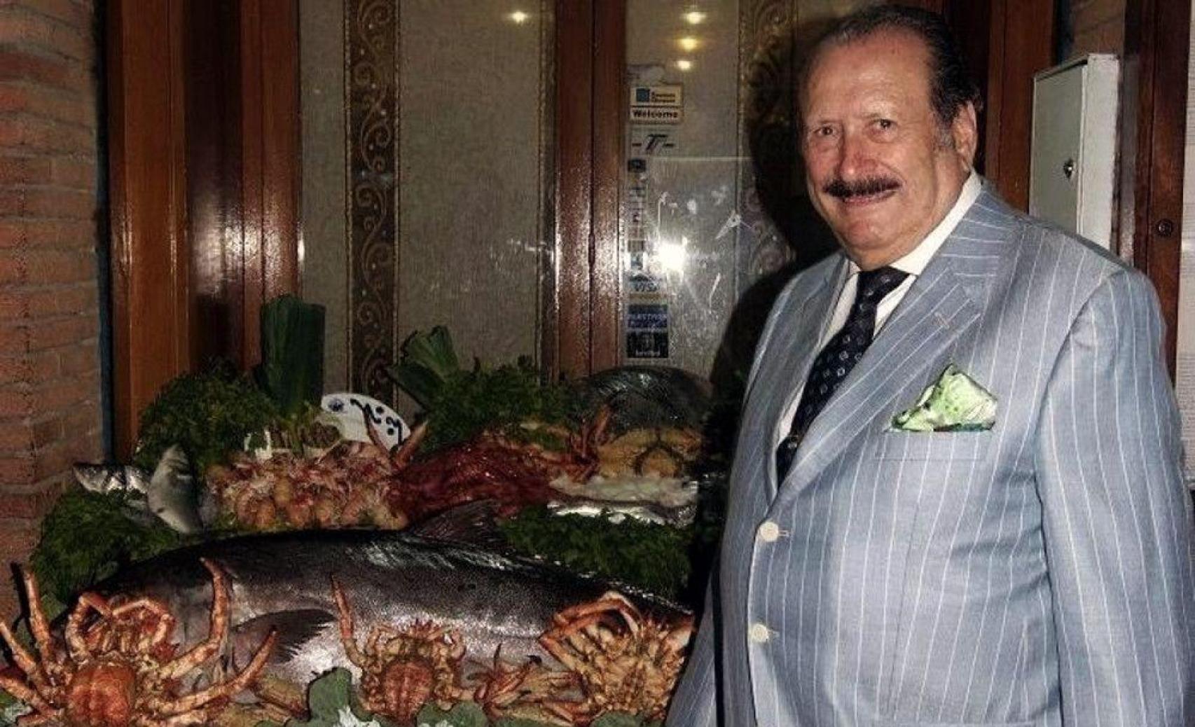 Silvestre, junto a una bandeja de pescado en una imagen de archivo