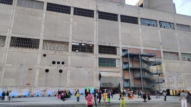 Exterior de las Tres Chimeneas en la inauguración de la bienal Manifesta