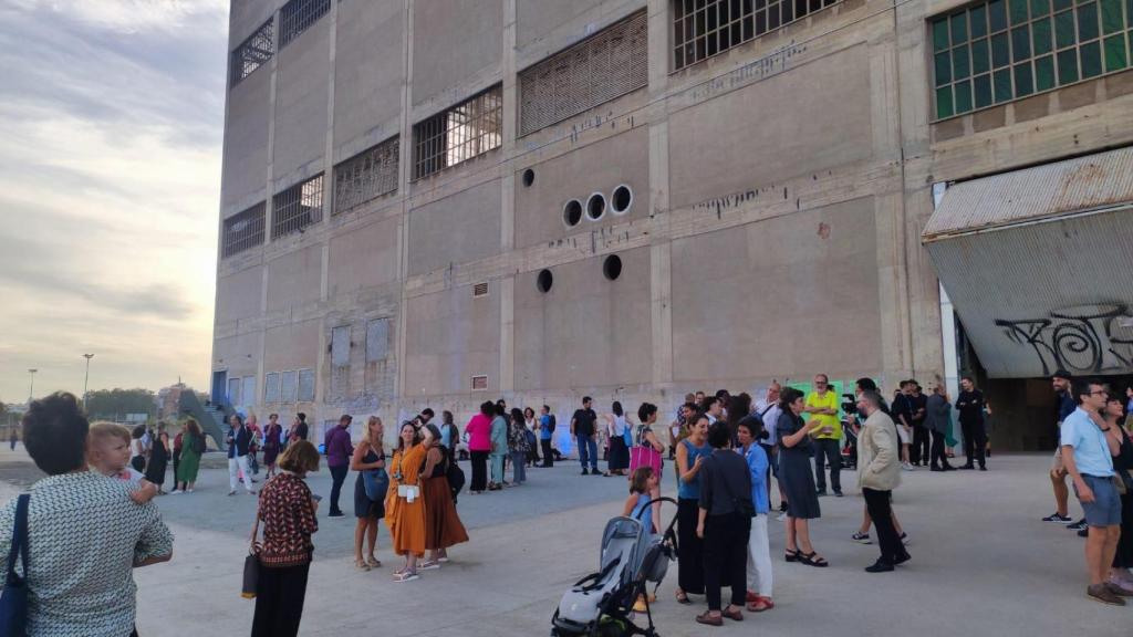 Exterior de las Tres Chimeneas en la inauguración de la bienal Manifesta