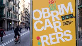 Un cartel de la iniciativa Obrim carrers