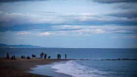 Personas paseando por la Barceloneta