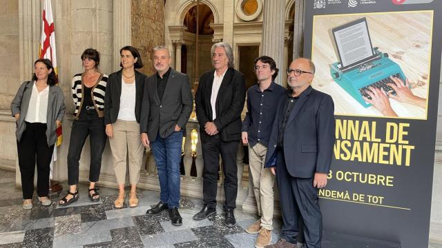 El alcalde de Barcelona, Jaume Collboni, el concejal de Cultura, Xavier Marcé y la directora del CCCB, Judit Carrera, junto con los comisarios de la IV Bienal del Pensamiento, este martes