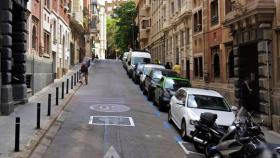 Vehículos estacionados en la calle de Moragas