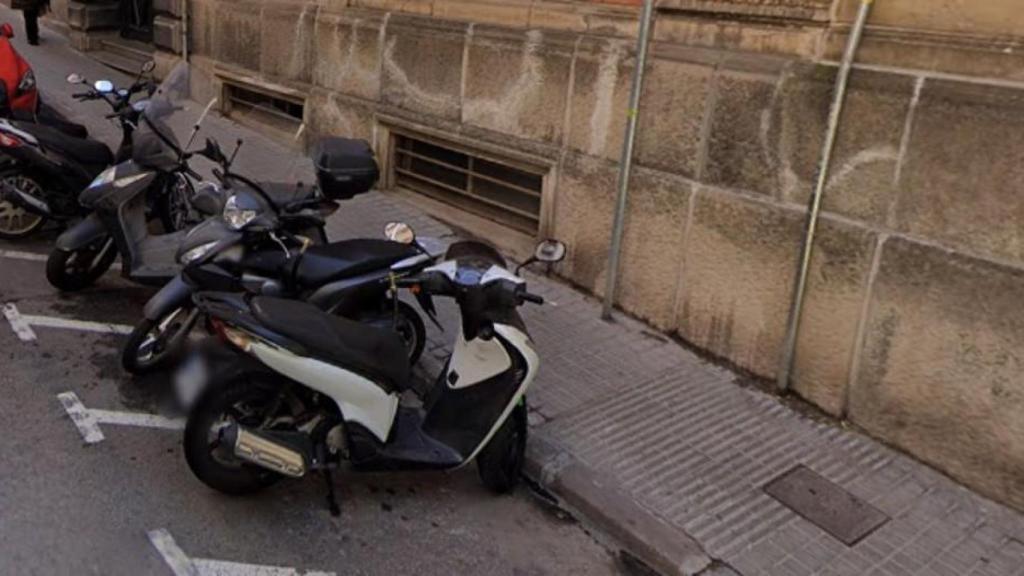 Motocicletas estacionadas en la calle de Moragas