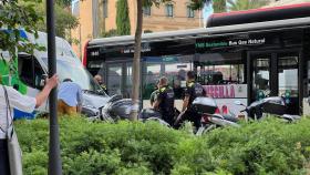 VÍDEO: Una furgoneta arrolla tres motos en la Via Augusta de Barcelona