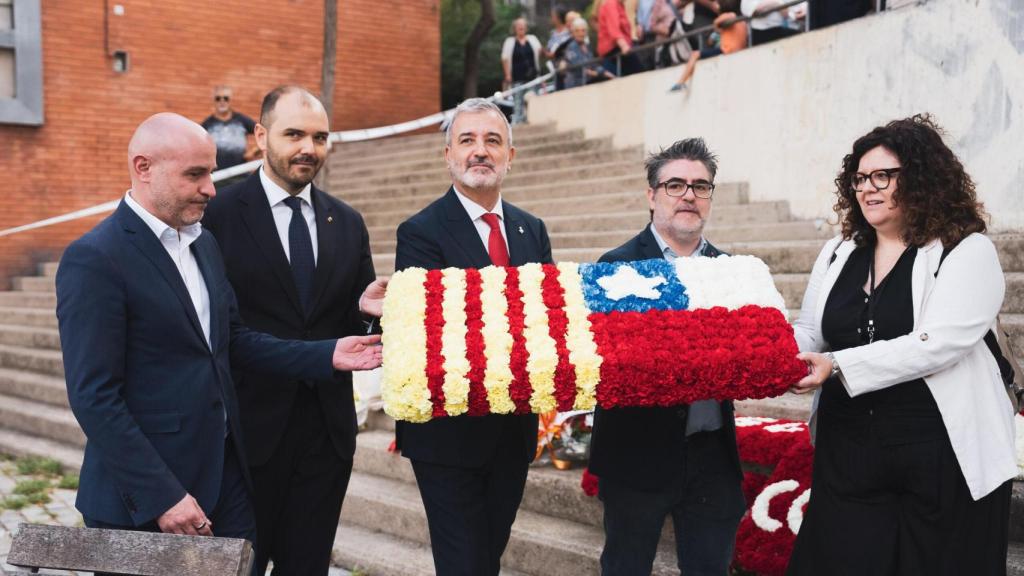 Collboni, junto a una ofrenda floral con las banderas catalana y chilena