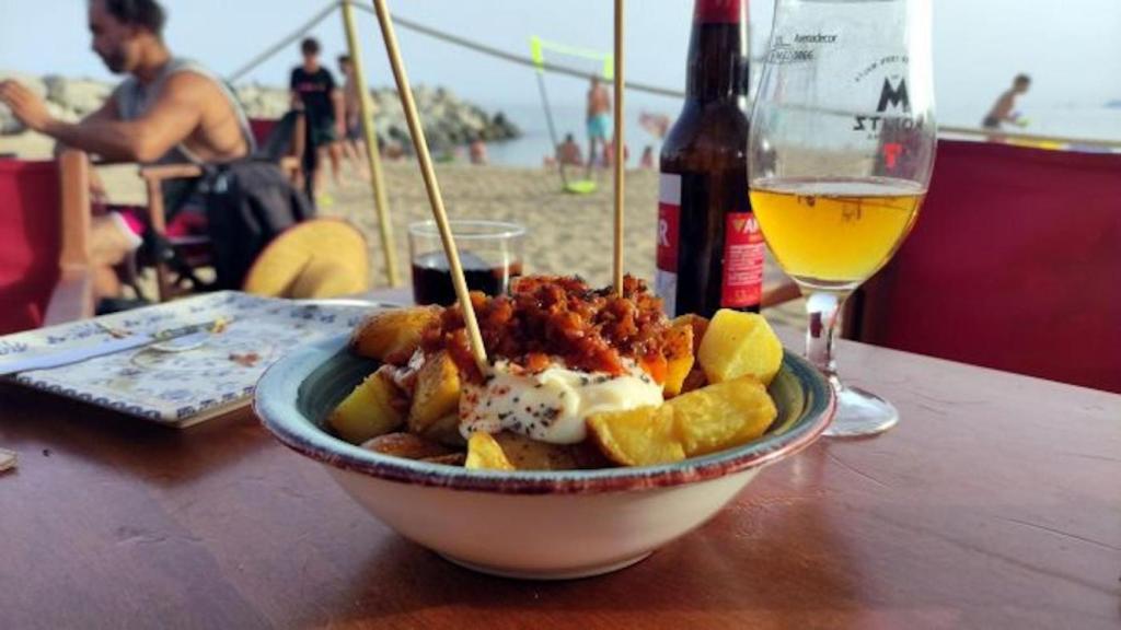 Unas bravas del chiringuito La Caleta de Vilassar de Mar