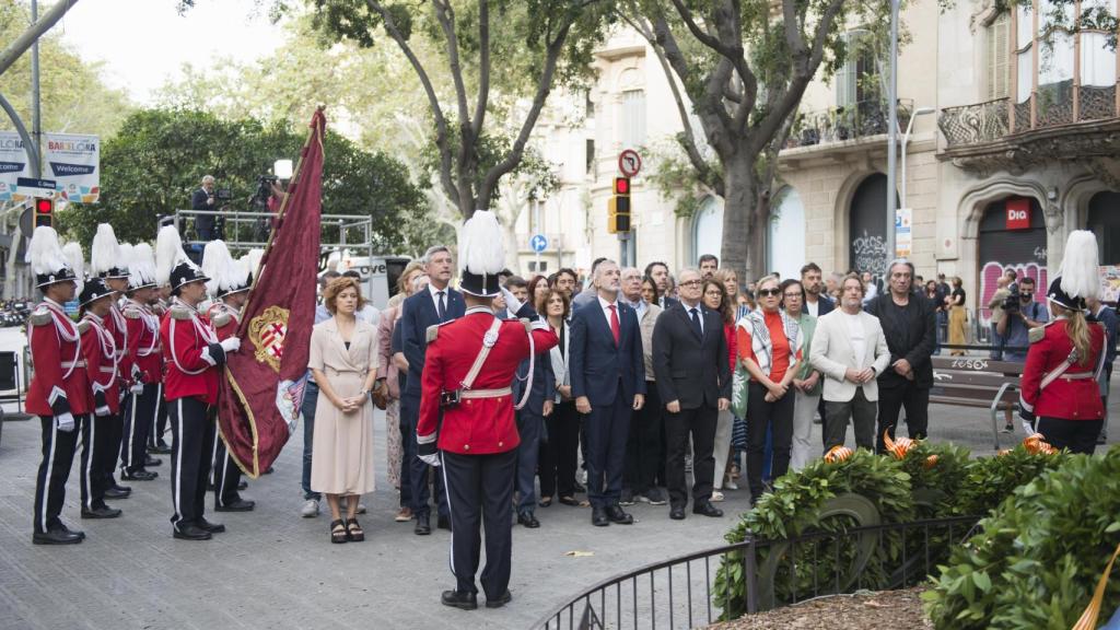 Jaume Collboni y los concejales del Ayuntamiento de Barcelona en la ofrenda floral del 11 de septiembre