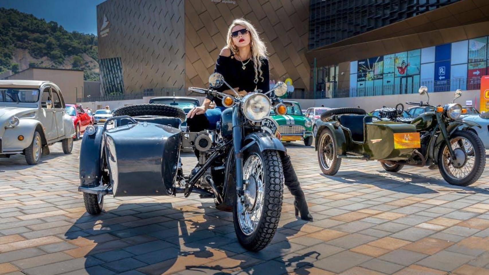 Una mujer en un sidecar en una imagen de archivo