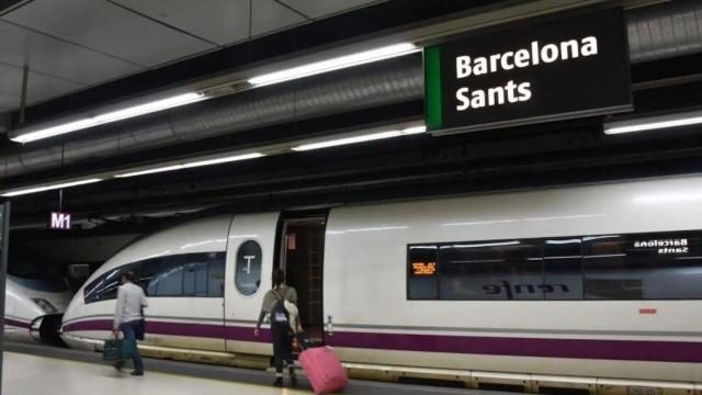 Un tren de AVE en la estación de Sants