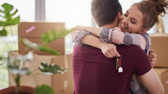 Una pareja se abraza durante una mudanza