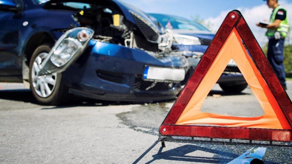 El frontal de un coche destrozado tras un accidente