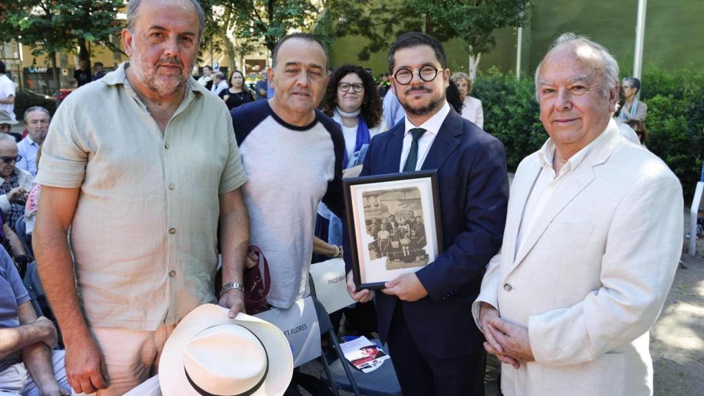 El embajador de Chile, Javier Velasco (2d) acompañado del sobrino de Pablo Neruda Rodolfo Reyes (d) posan con familiares de tripulantes del Winnipeg