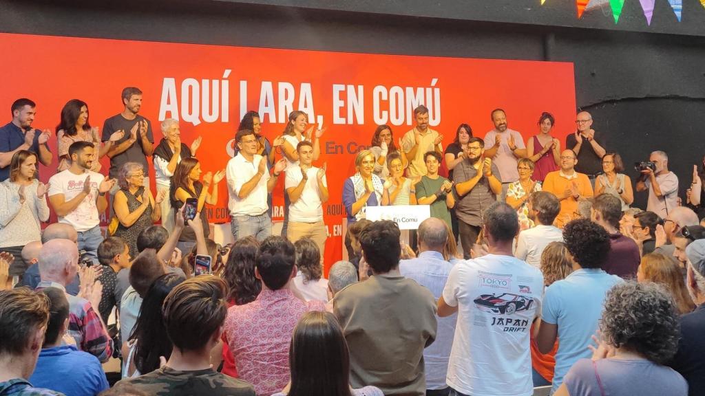 La concejal de BComú, Ada Colau, junto a militantes en la celebración de los 10 años de su formación