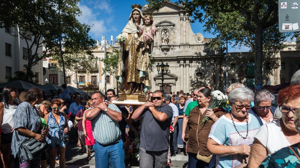 Vecinos de la Barceloneta portan la Virgen del Carmen durante la fiesta mayor