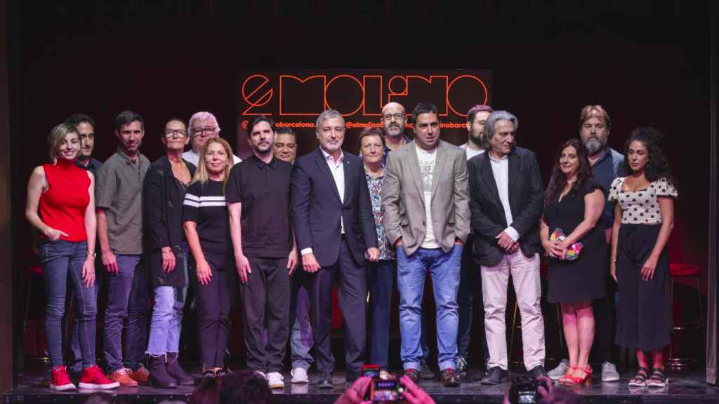 El alcalde de Barcelona, Jaume Collboni, el concejal de Cultura, Xavier Marcé, el director de Barcelona Events Musicals, Jordi Herreruela, y el director de El Molino, Victor Partido, junto con representantes de entidades y asociaiones musicales