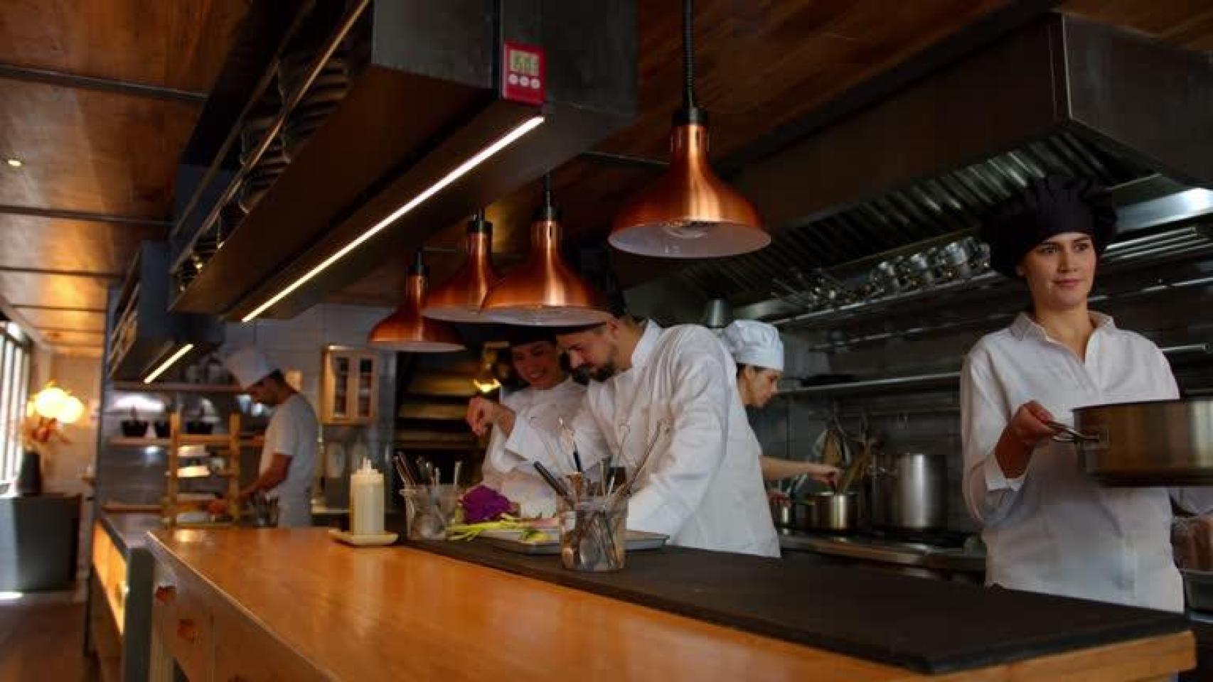 Imagen de varios chefs en un restaurante