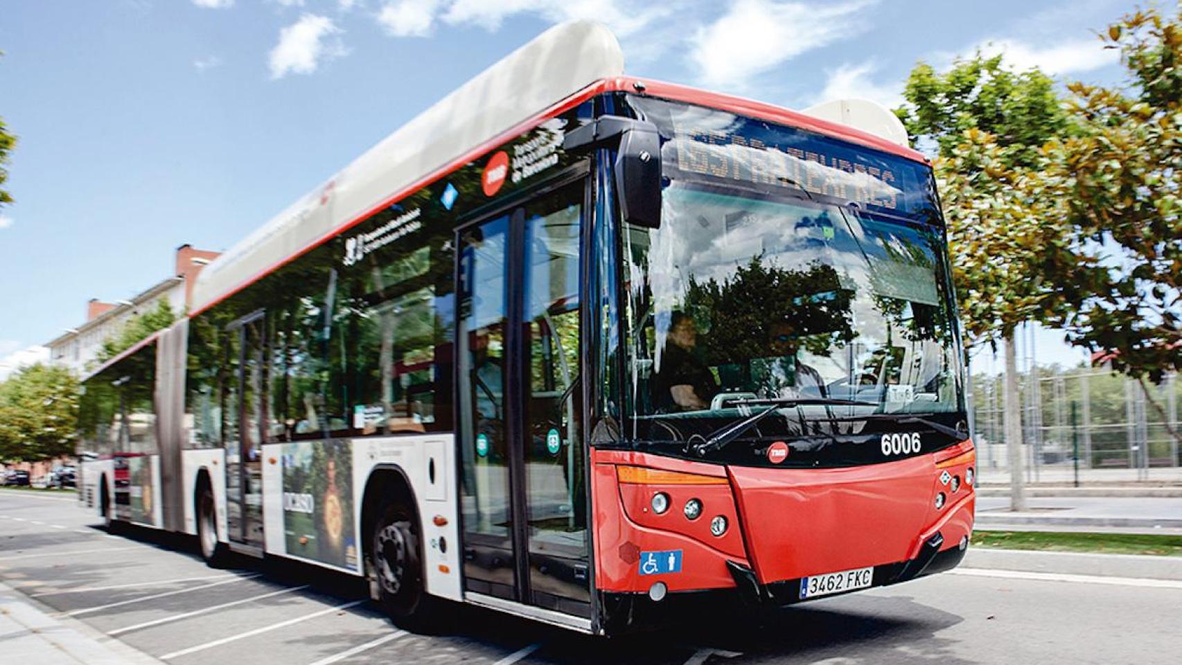 Un vehículo de TMB de la línea 165 que se convertirá en la X2, un bus exprés