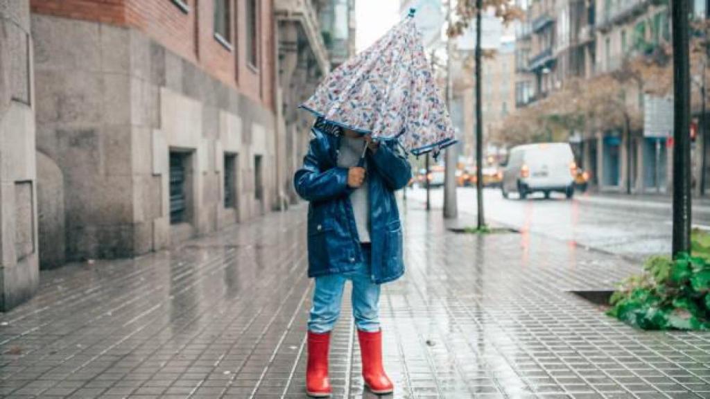 Un transeúnte con un paraguas en Barcelona