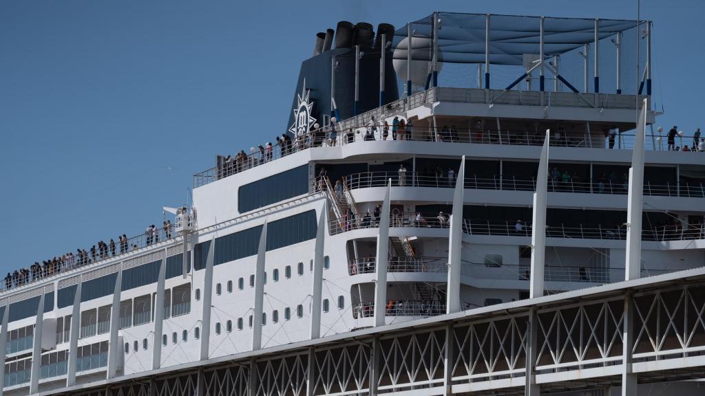 El buque MSC Armonía atracado en el Puerto de Barcelona