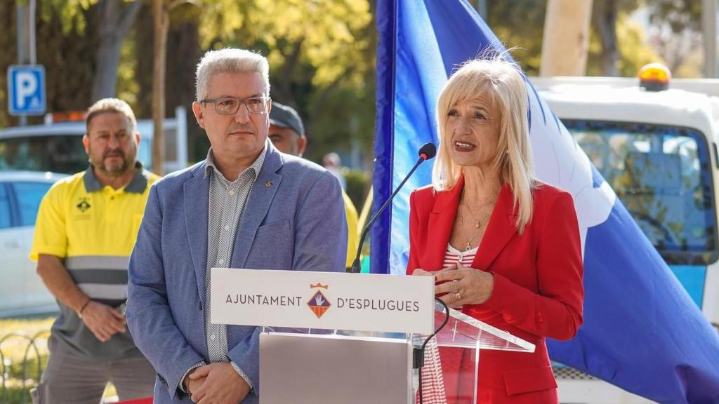 Pilar Díaz, alcaldesa de Esplugues, con Eduard Sanz a su derecha, primer teniente de alcalde