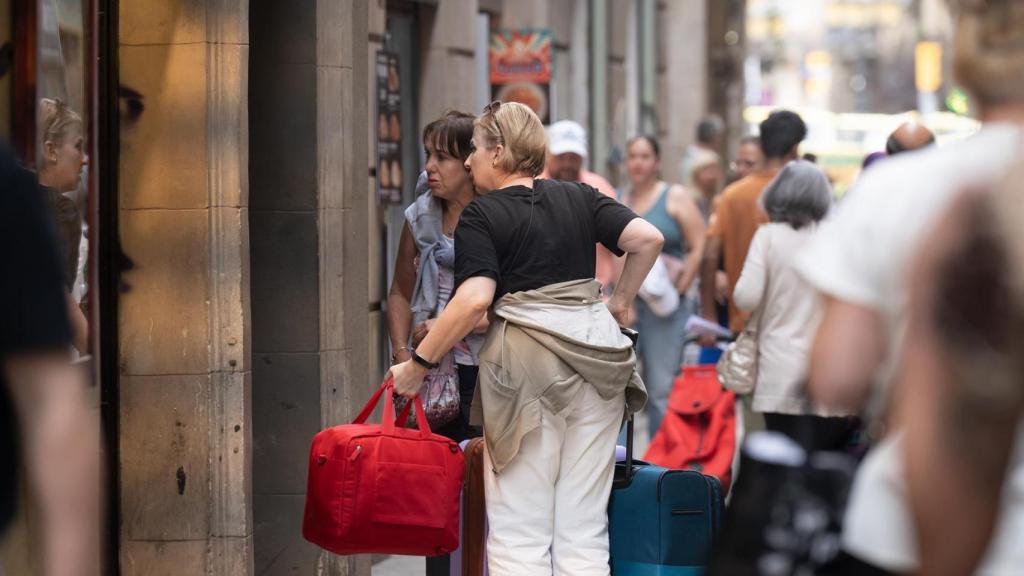 Varios turistas con maletas en el centro de Barcelona, a 17 de septiembre de 2024, en Barcelona