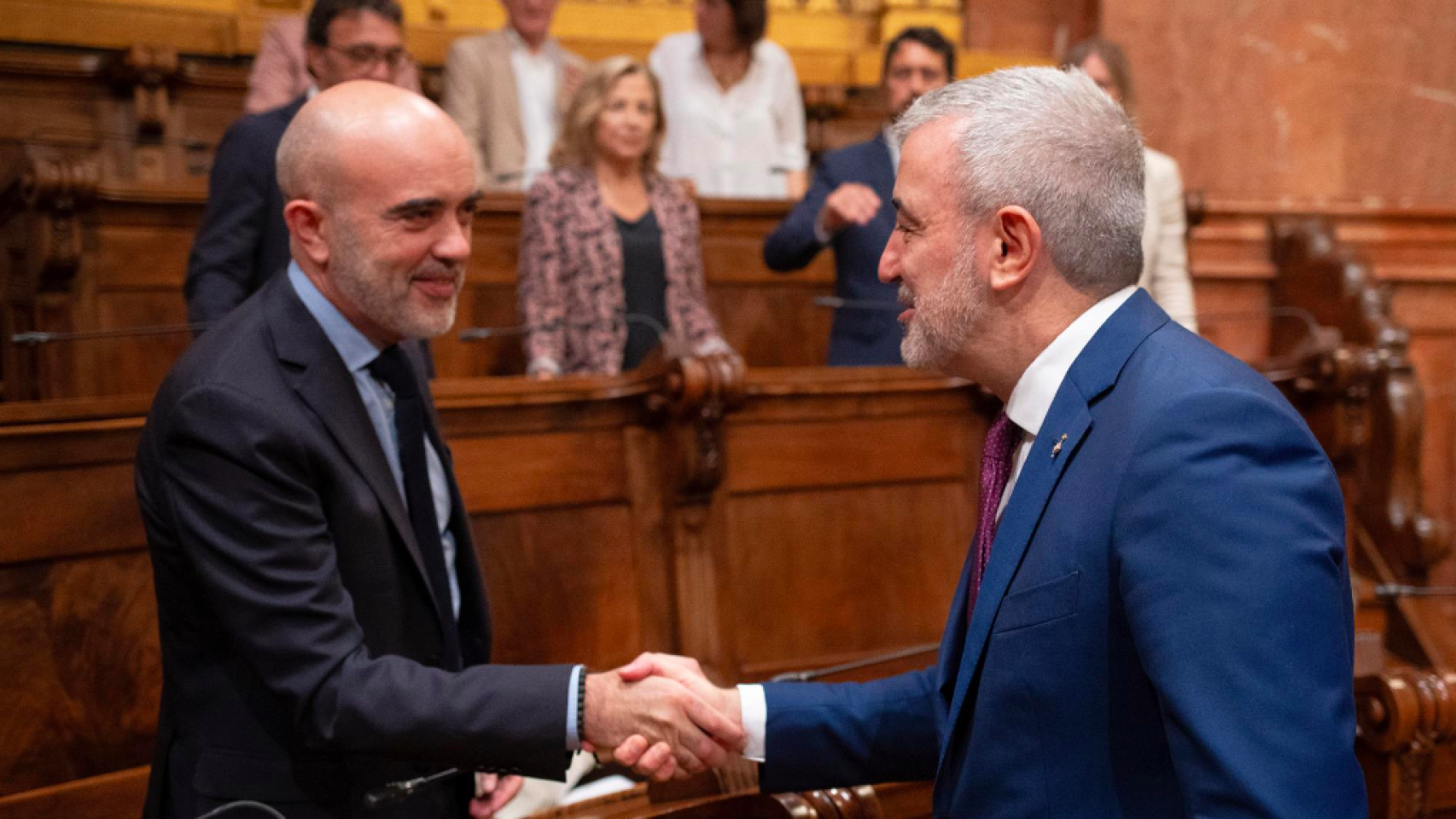 El líder del PP en el Ayuntamiento de Barcelona, Daniel Sirera, saluda al alcalde de Barcelona, Jaume Collboni (d), a su llegada a un pleno extraordinario para designar a los representantes del Ayuntamiento de Barcelona