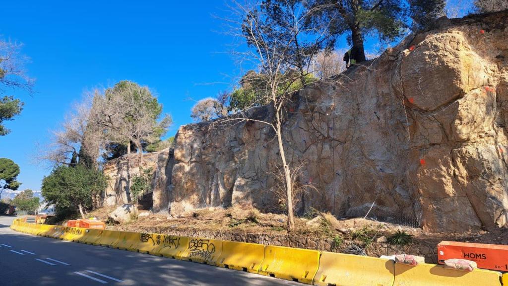 Obras del Ayuntamiento de Barcelona para apuntalar taludes