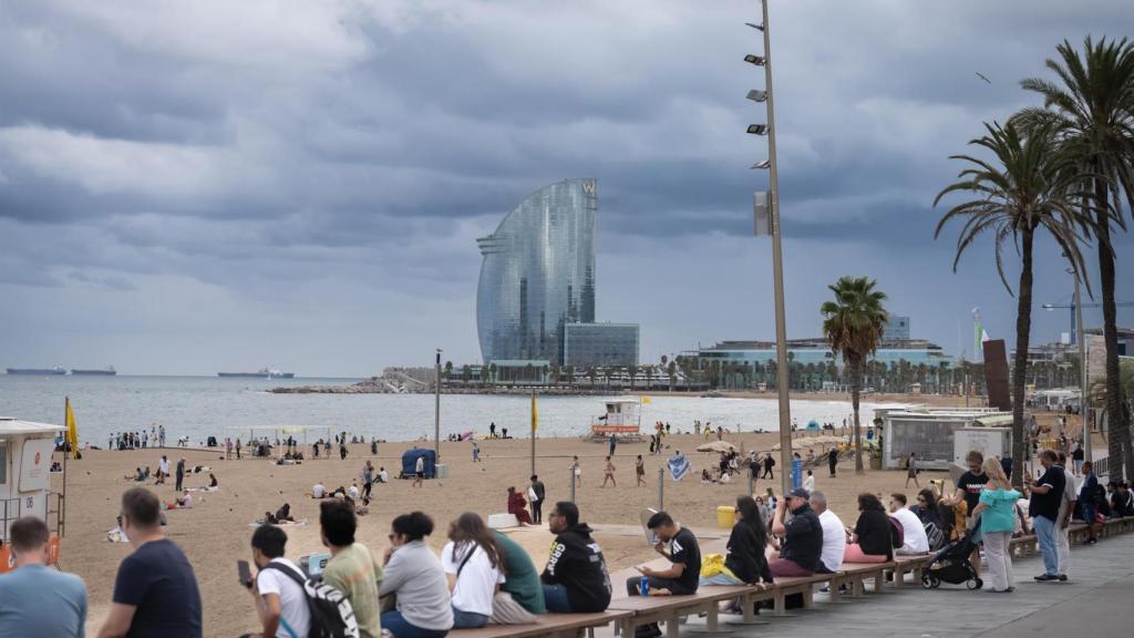 Una mini antena de Cellnex en una farola del litoral de Barcelona