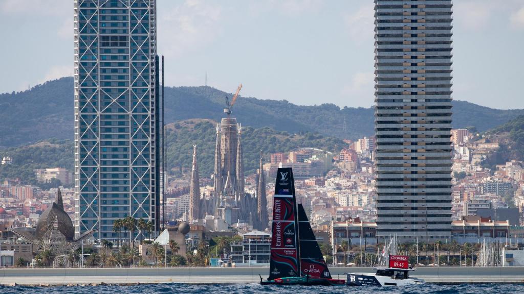 Una regata de la Copa América con la Sagrada Família de fondo