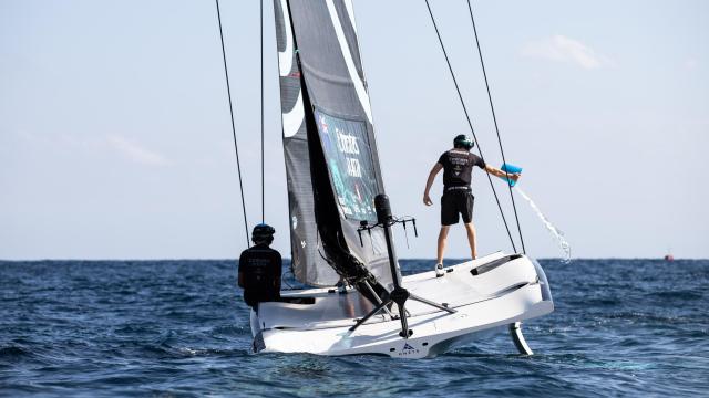 Equipo de la Copa América de vela navegando en aguas barcelonesas