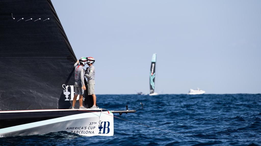 Embarcaciones de la Copa América de vela surcando las aguas de Barcelona