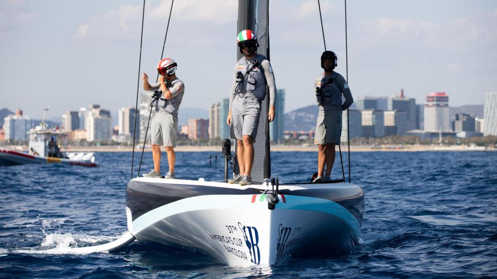 Embarcación de la Copa América de vela surcando las aguas de Barcelona