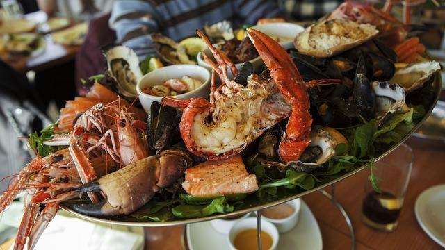 Fuente llena de marisco de un restaurante de Barcelona