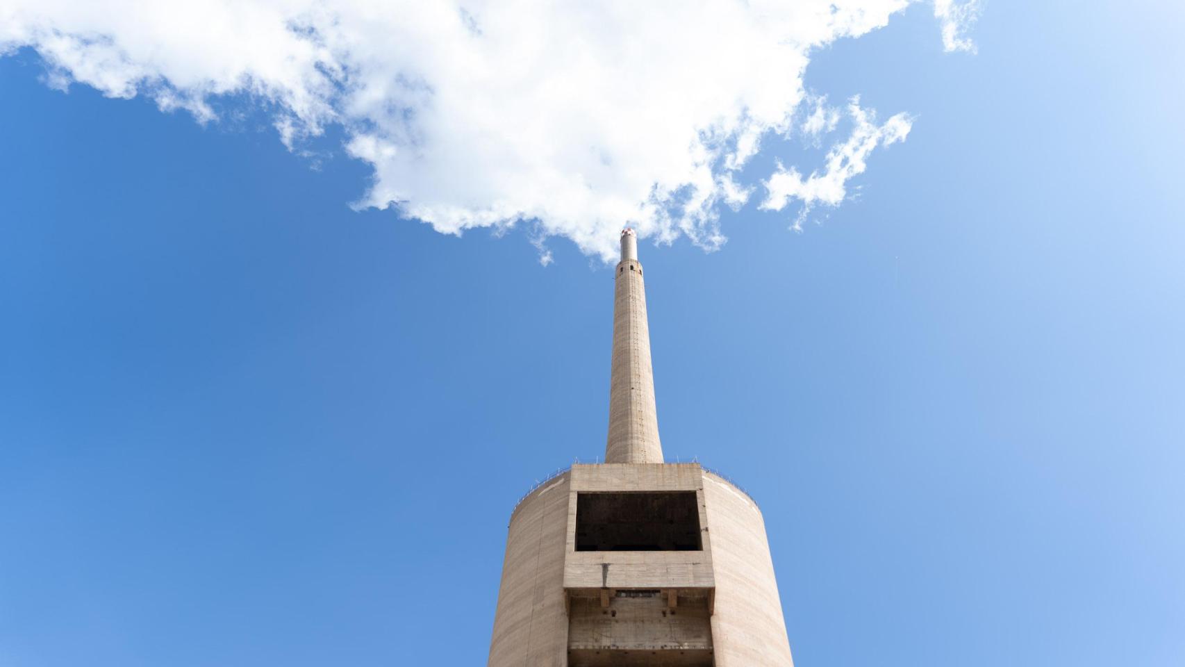 Una de las tres chimeneas  de Sant Adriá del Besòs durante el Festival Manifesta