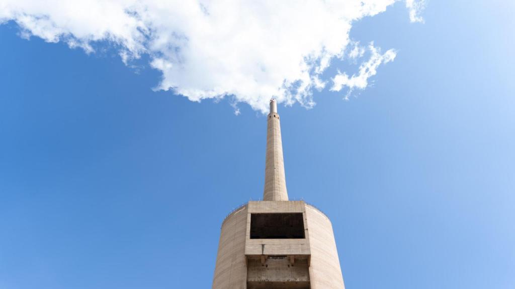 Una de las tres chimeneas  de Sant Adriá del Besòs durante el Festival Manifesta