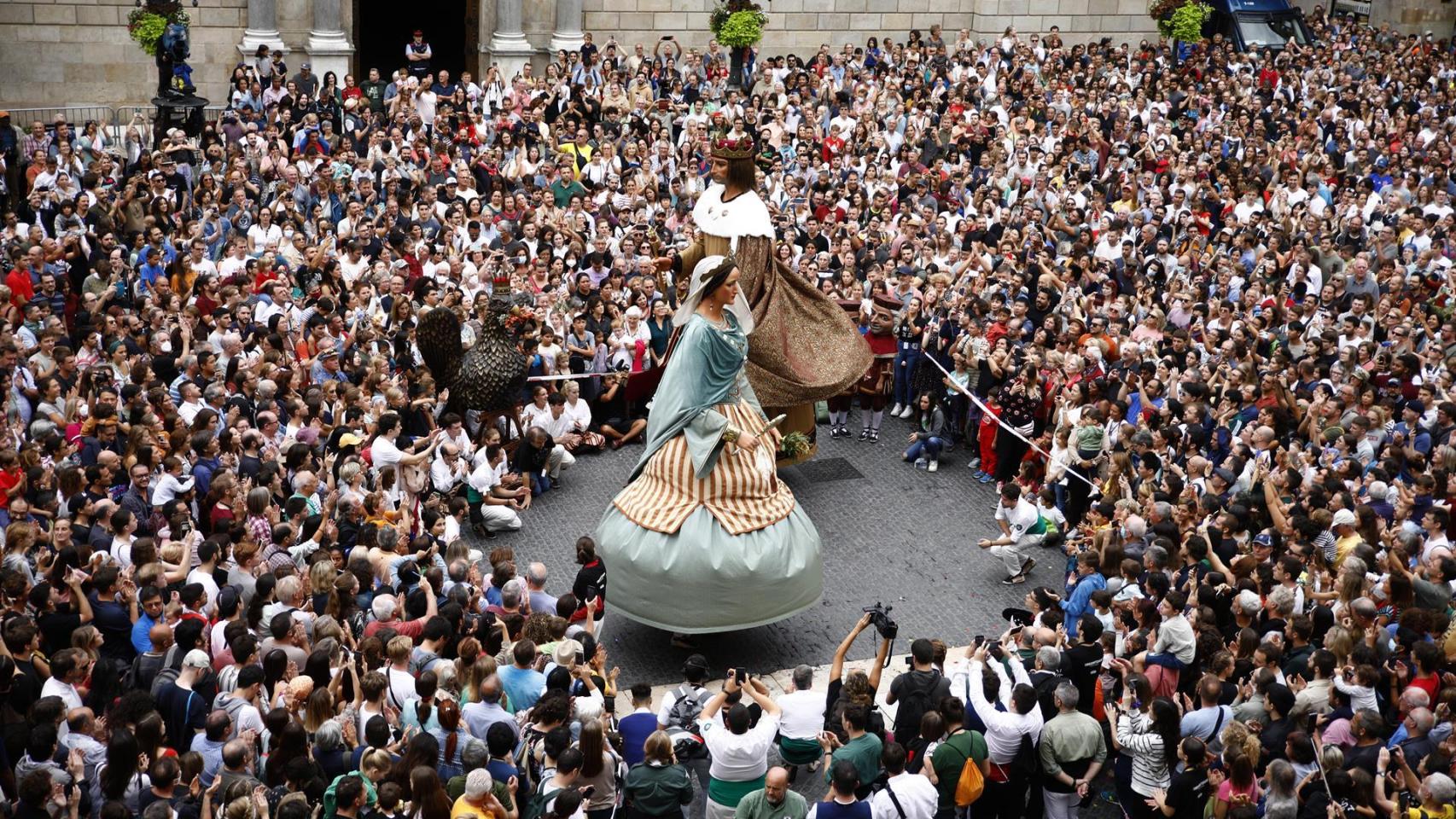 Los Gegants durante la celebración de las Fiestas de la Mercè en la plaza Sant Jaume