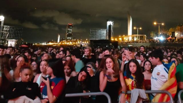 Jóvenes disfrutando de los conciertos de Estrella Damm en la Mercè