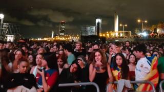 Euforia entre los más jóvenes en la playa del Bogatell de Barcelona con los conciertos de la Mercè