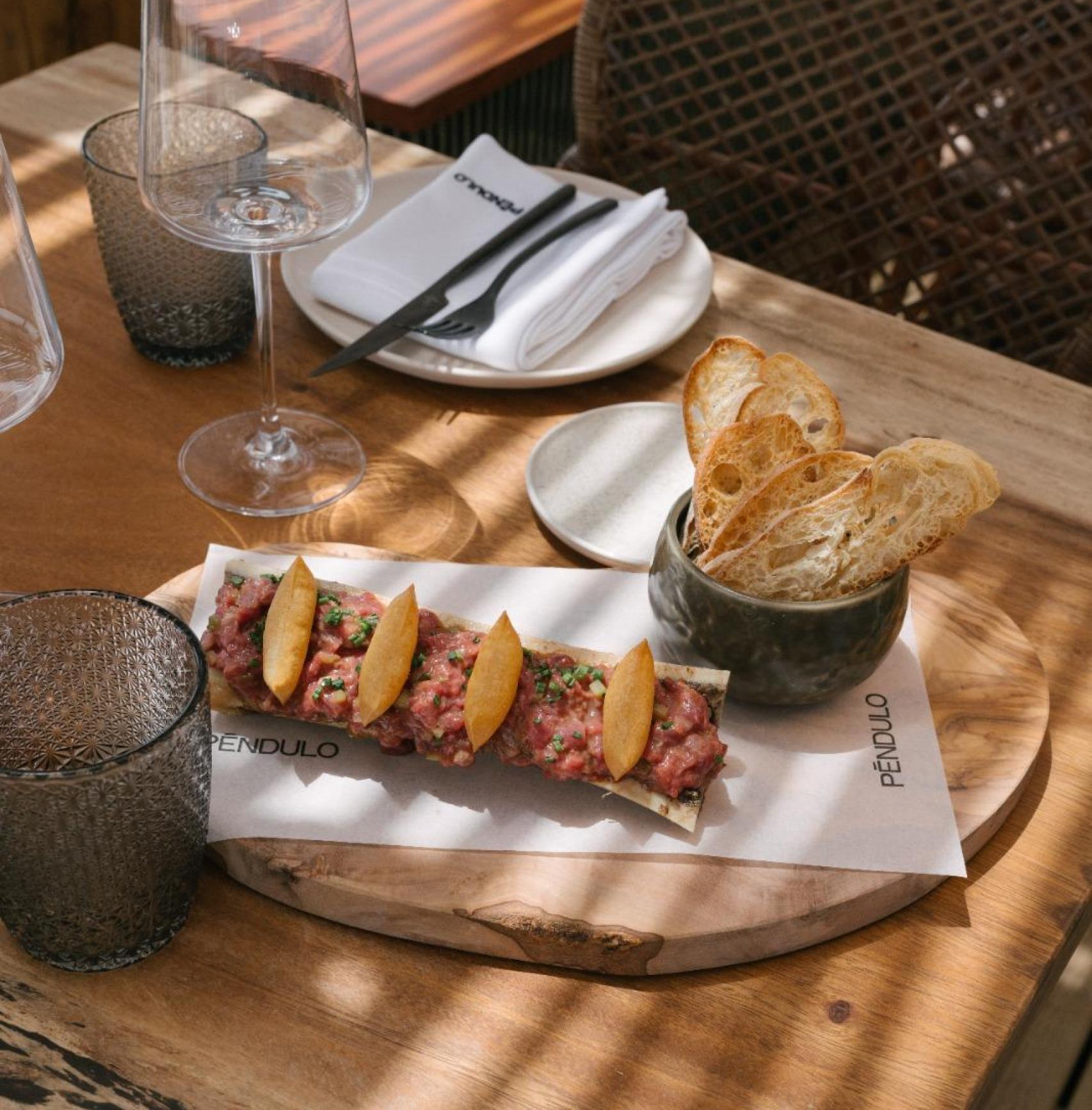 Steak tartar del restaurante Péndulo, en Castelldefels