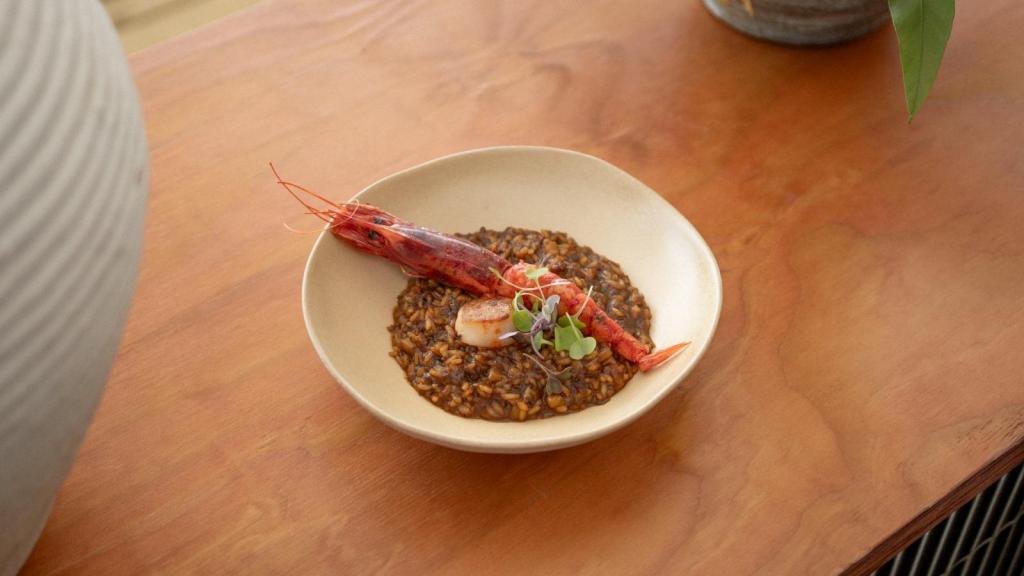 Plato de arroz de gamba roja y vieira del restaurante Péndulo, en Castelldefels