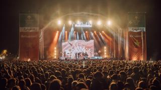 Euforia entre los más jóvenes en la playa del Bogatell de Barcelona con los conciertos de la Mercè