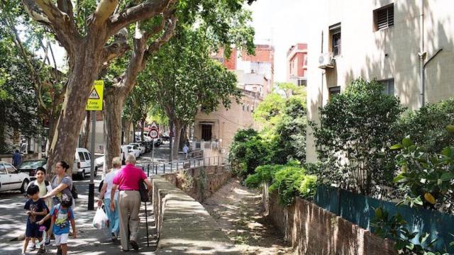 Vecinos paseando por el barrio de Horta de Barcelona