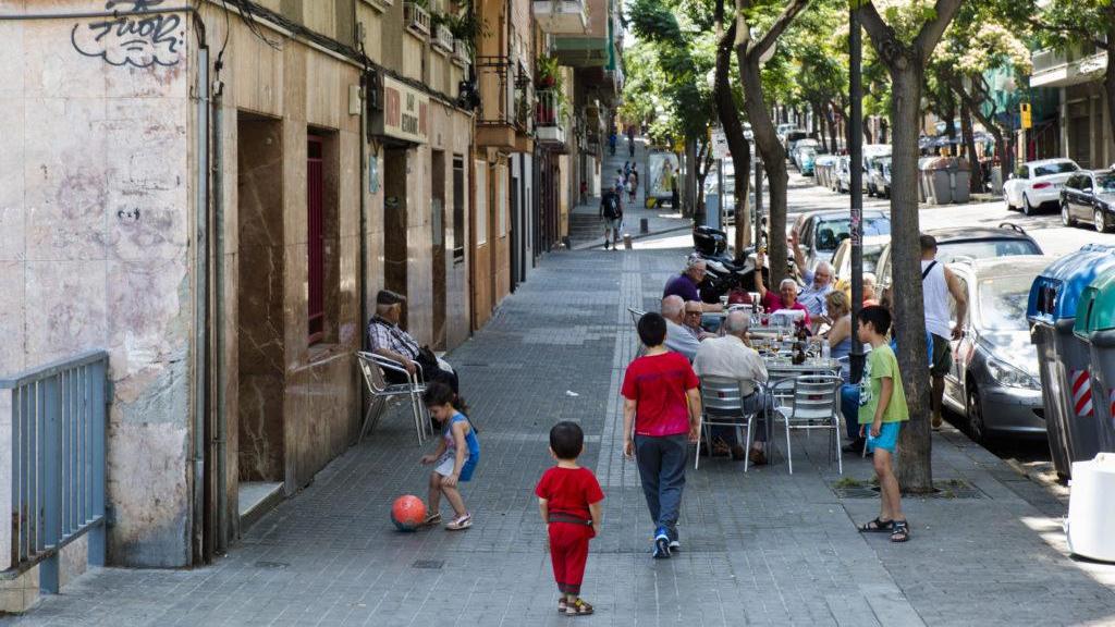 Niños jugando en una calle del barrio de Horta de Barcelona