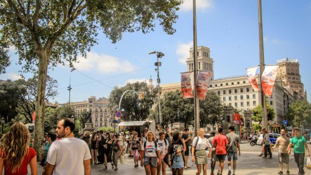 Personas caminando por la calle en Barcelona