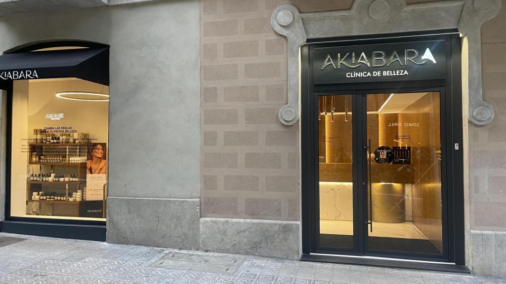 Entrada reventada de la clínica Akiabara, en el Eixample