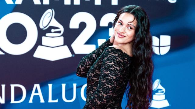 La cantante Rosalía posa durante el photocall previo a la gala de entrega de los Latin Grammy 2023