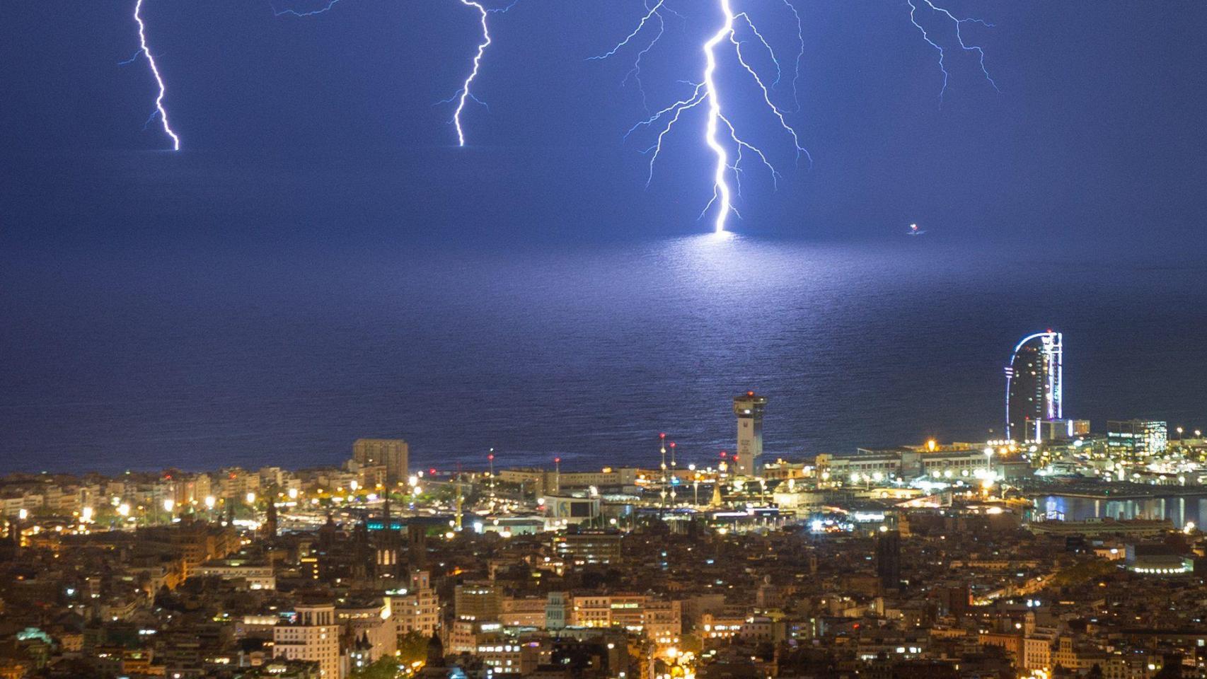 Una tormenta eléctrica sobre la costa de Barcelona