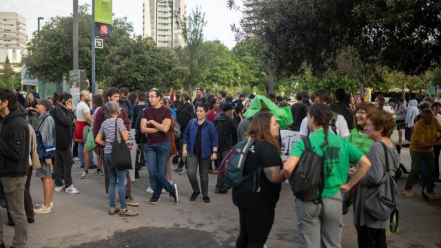 Un centenar de manifestantes se congregan en la plaza Europa de L'Hospitalet de Llobregat contra el congreso The District, a 25 de septiembre de 2024