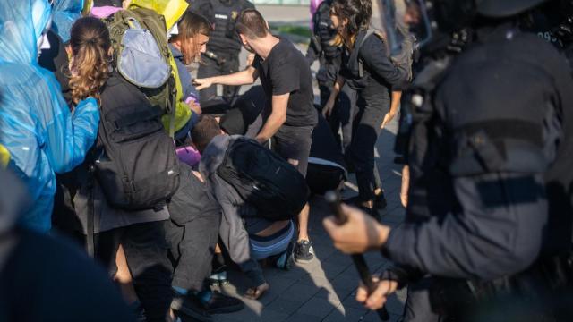 Los Mossos d'Esquadra intervienen en la manifestación ante las puertas de The District